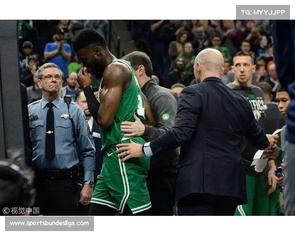 巴西少年扣篮时篮架倒塌身亡，球场安全引关注